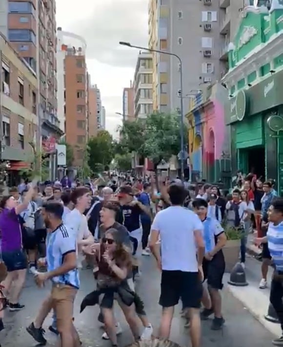 Así celebraron los cordobeses en la ciudad el pase a octavos de final.