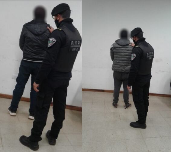 Dos hombres fueron detenidos tras atacar a efectivos policiales en un retén.