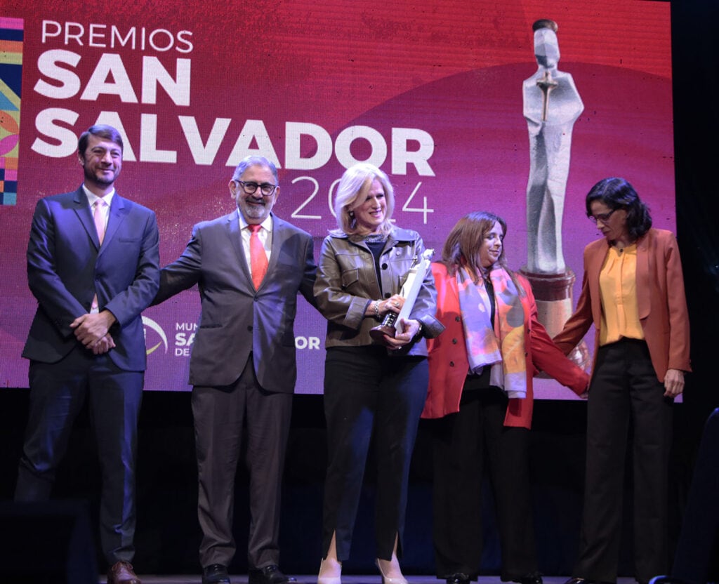 La rectora del Colegio n° 1 “Teodoro Sánchez de Bustamante”, Silvina Cammusso, recibió la distinción otorgada a la centenaria institución educativa.