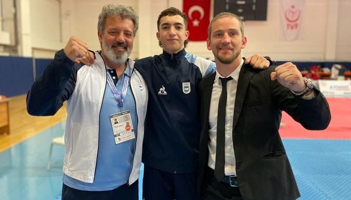 Con miras al Sudamericano de karate a disputarse en Brasil, Patricio Montalvetti (al centro) ya está trabajando en su preparación.