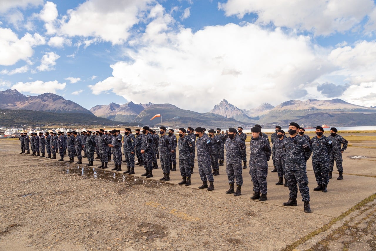 Parte de la fuerza efectiva de la Base Naval Ushuaia estuvieron presentes en la ceremonia de anuncio de la nueva Base Naval.