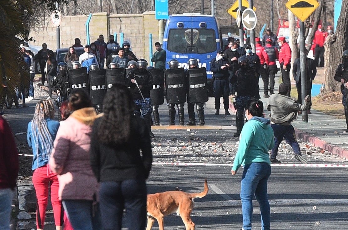 Disturbios en Costanera Norte, por una muerte.