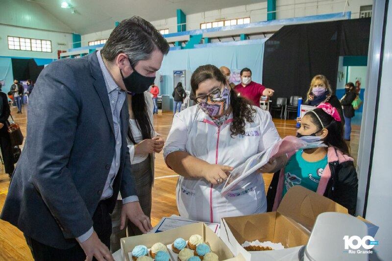 El Intendente Martín Perez, hizo entrega de herramientas y maquinarias a emprendimientos locales