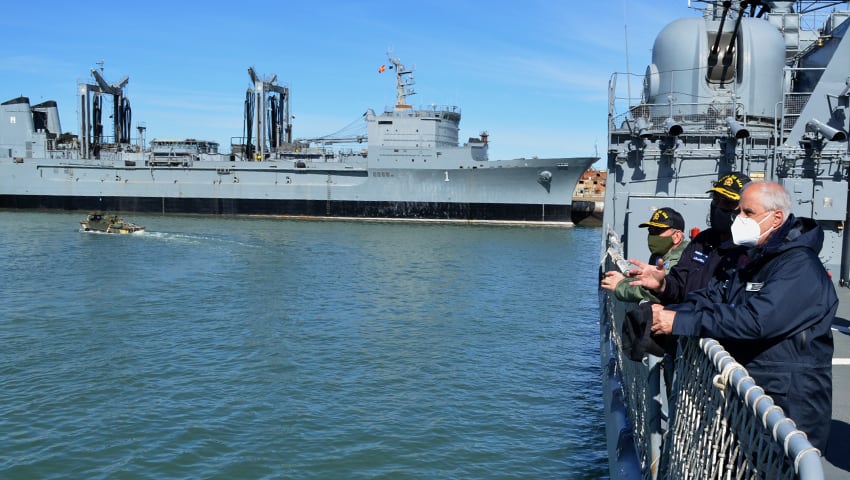 El Ministro de Defensa, Jorge Taiana. visitó la Base Naval Puerto Belgrano, la Base Aeronaval Comandante Espora y varios destinos.