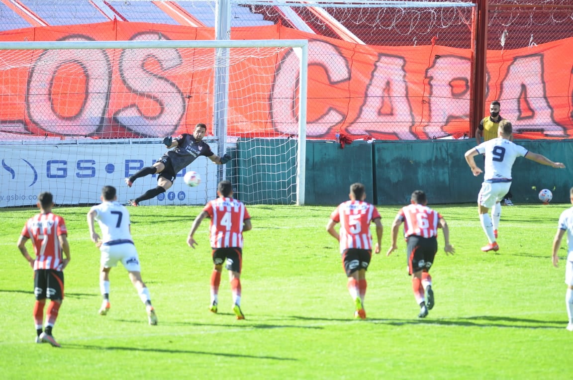 Belinetz convierte el penal para Brown y puso el 1-1 en Alta Córdoba. (Foto: José Hernández)