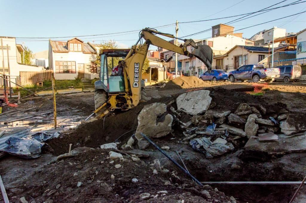 Colocan hormigón en el Playón Deportivo Municipal que se construye en el barrio San Vicente