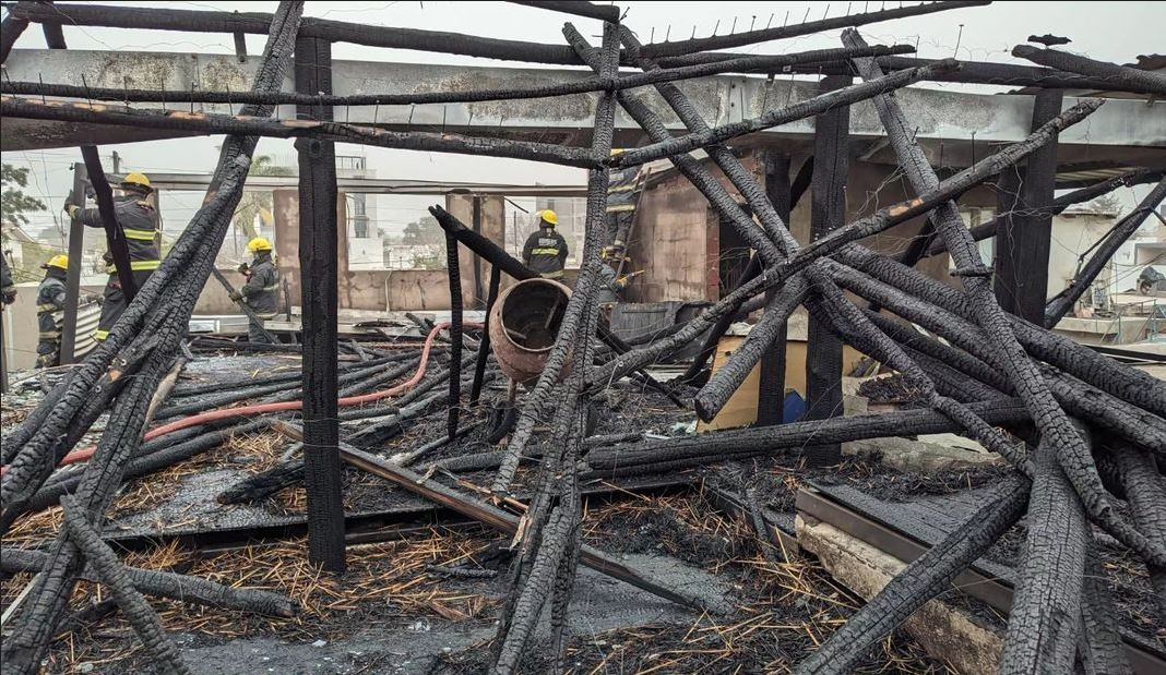 Incendio estructural sobre calle Mitre en Arroyito