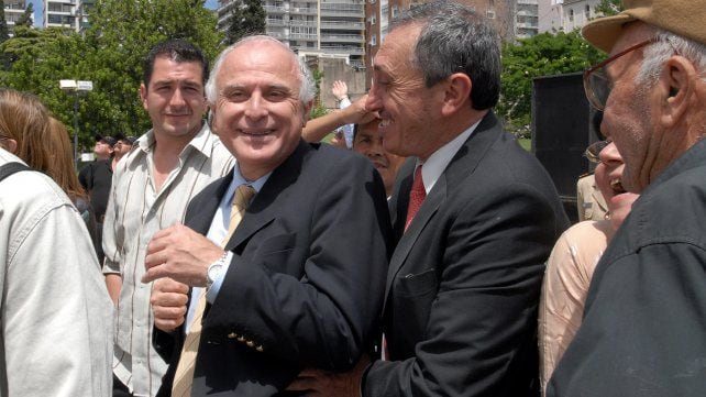 El intendente Miguel Lifschitz y el gobernador Jorge Obeid entregaron una escalera de gran escala a los bomberos Zapadores en el Monumento a la Bandera. Foto La Capital.