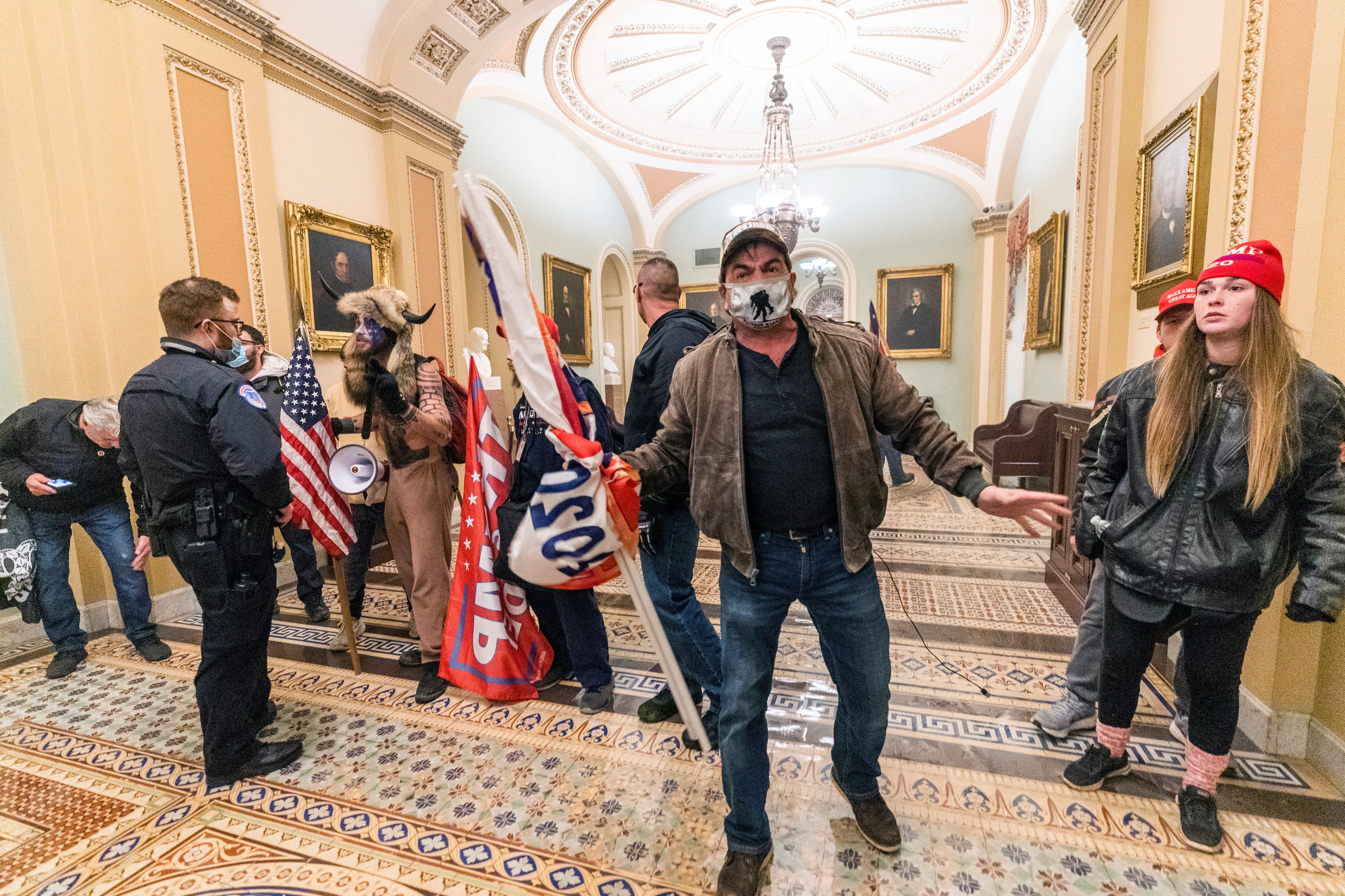 Partidarios del presidente Donald Trump discuten con la policía del Capitolio.