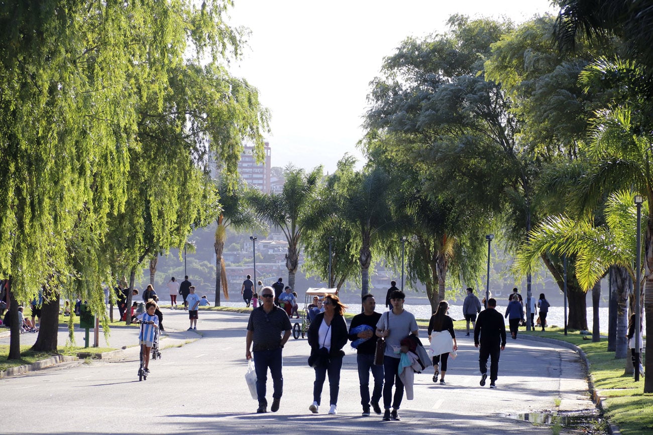 Gran cantidad de turistas en la costanera del Lago San Roque, en Carlos Paz, aprovechando el fin de semana extra largo. (La Voz)