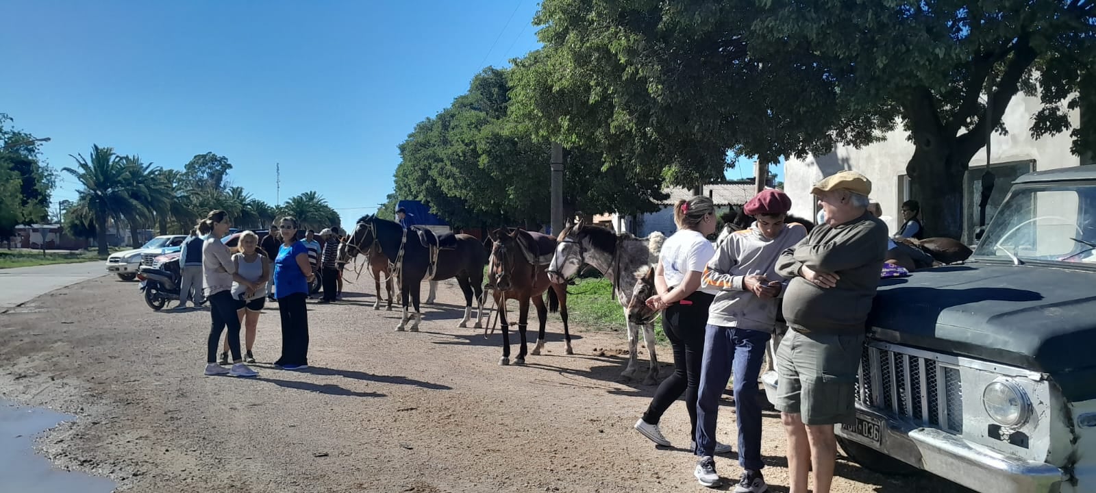 Caravana a caballo y globos blancos para despedir a Agustín en el día de su cumpleaños