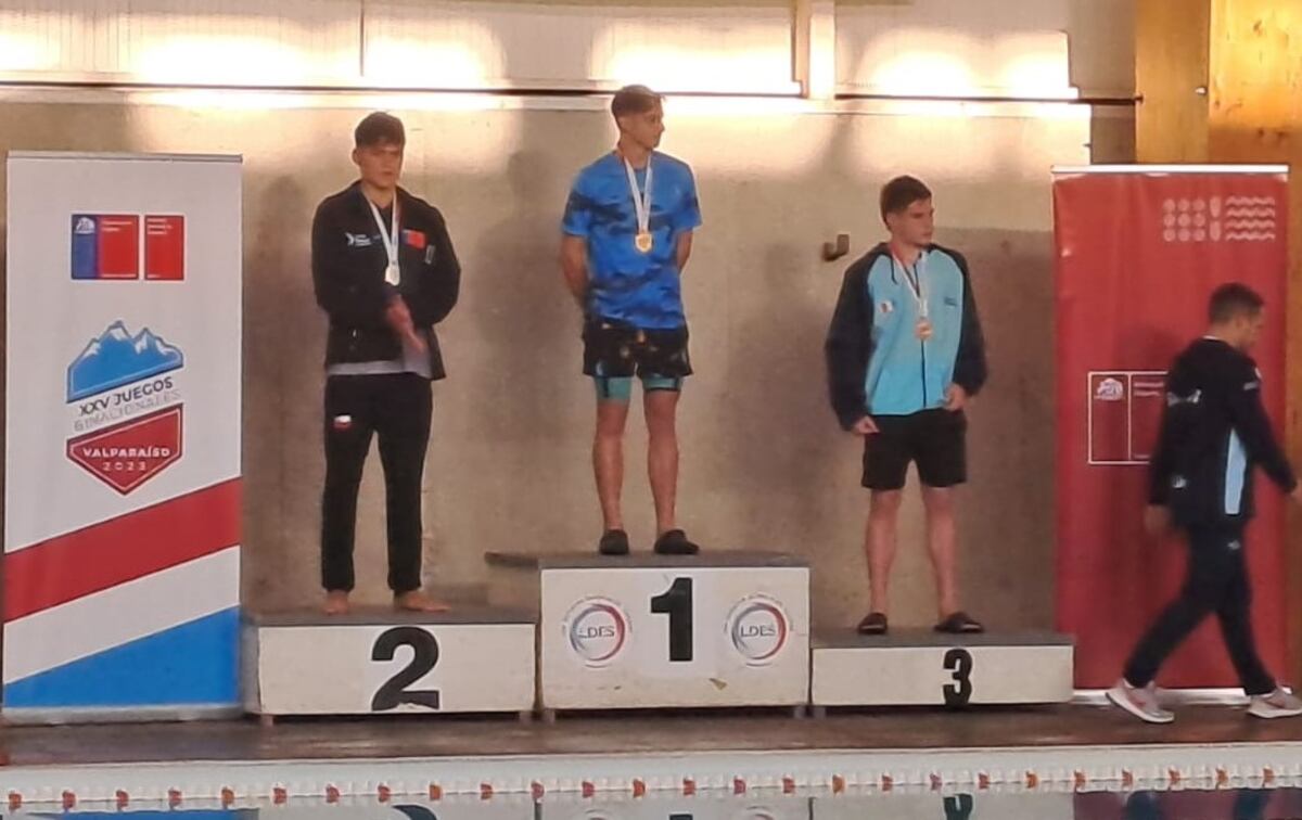 Podio y medalla de bronce para Fabricio Grumelli, con el tercer puesto en la final de los 100 Metros Espalda
