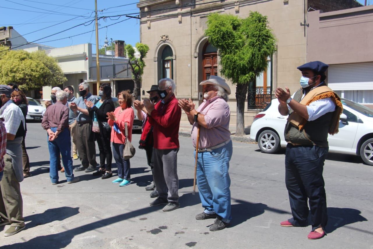 En el día de la tradición descubren placa en reconocimiento a Juan Ramón Santos.