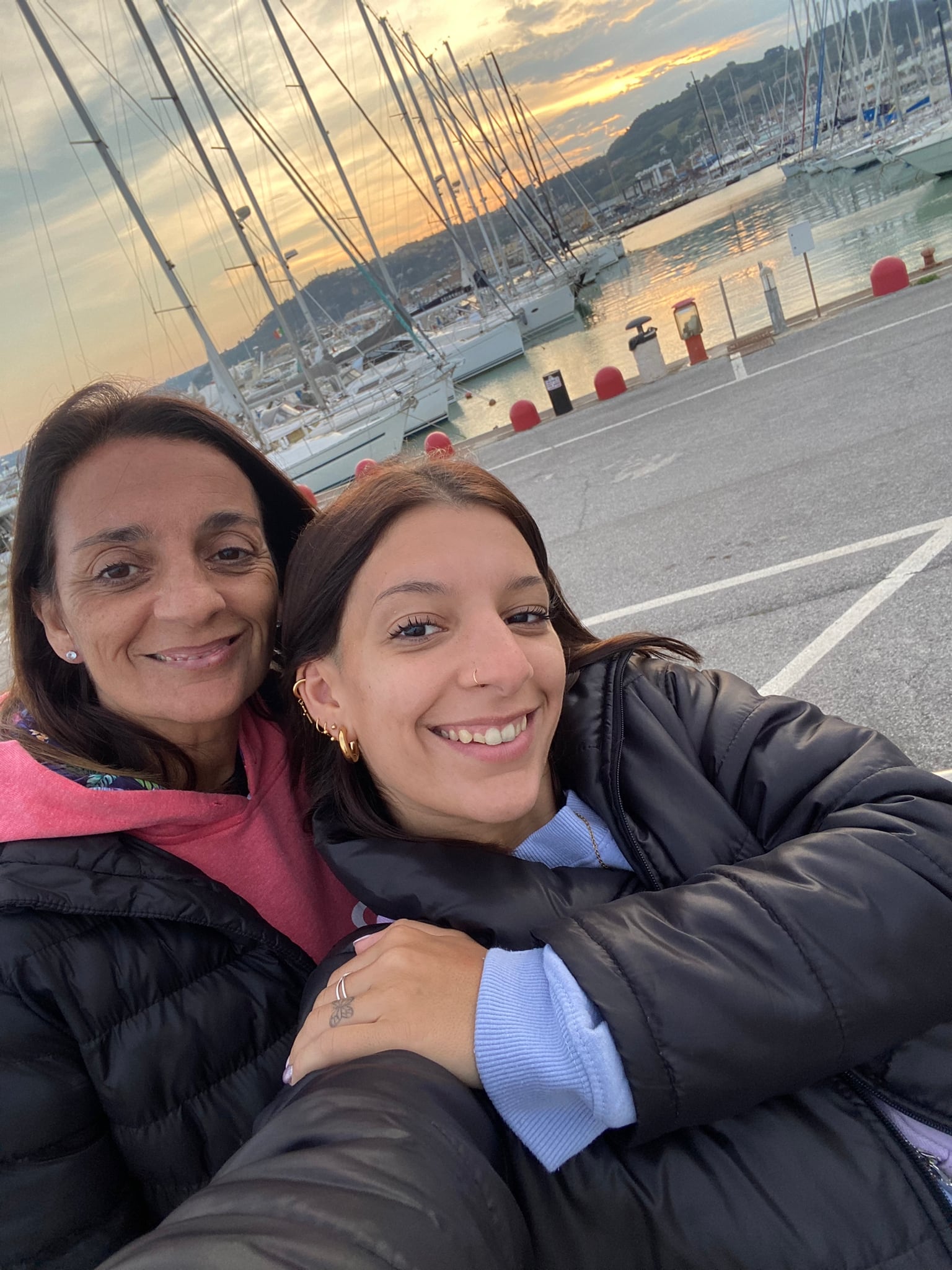 Desde Italia, Rocío (23) junto a Silvia, su mamá.