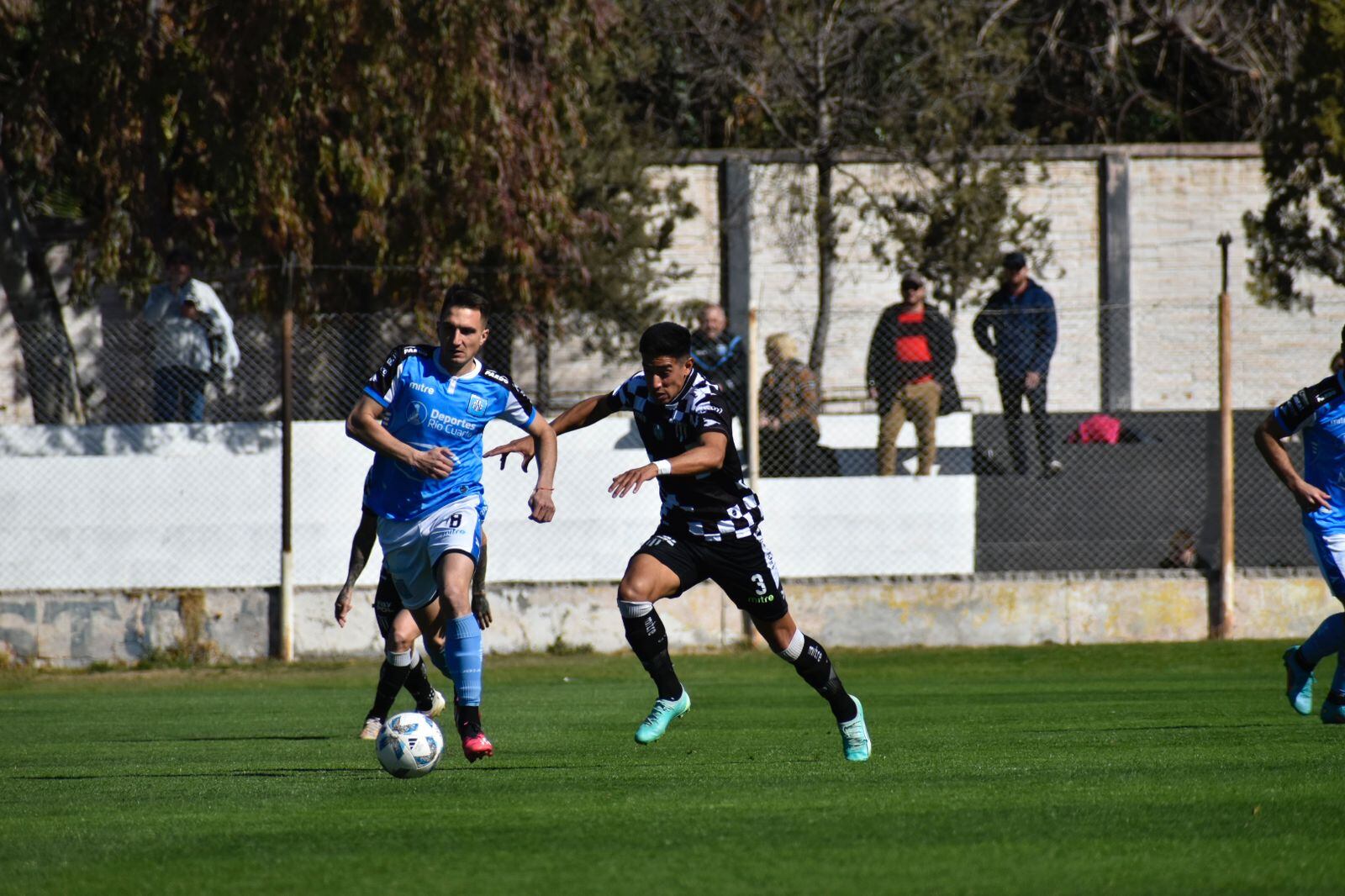 Matías Recalde fue uno de jugadores más regulares en el Lobo, que no pudo frente a Estudiantes de Rio Cuarto, que se llevó lo que viene a buscar: un punto.