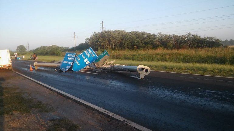 El cartel cruzaba a lo ancho la ruta.