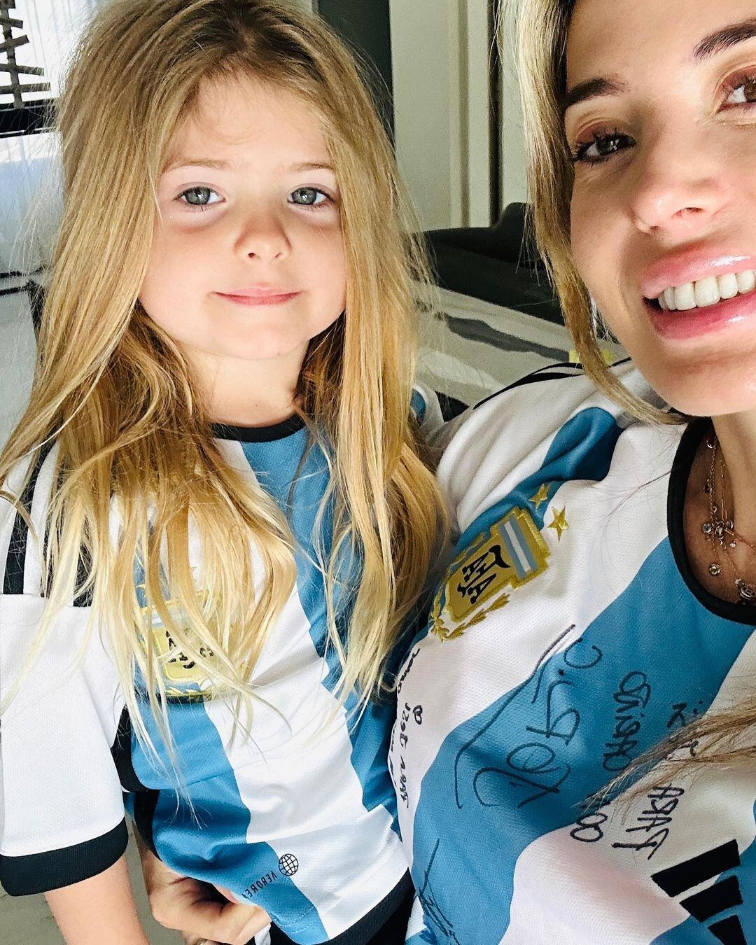 Jesica Cirio apoyó a la Selección junto a Chloe.