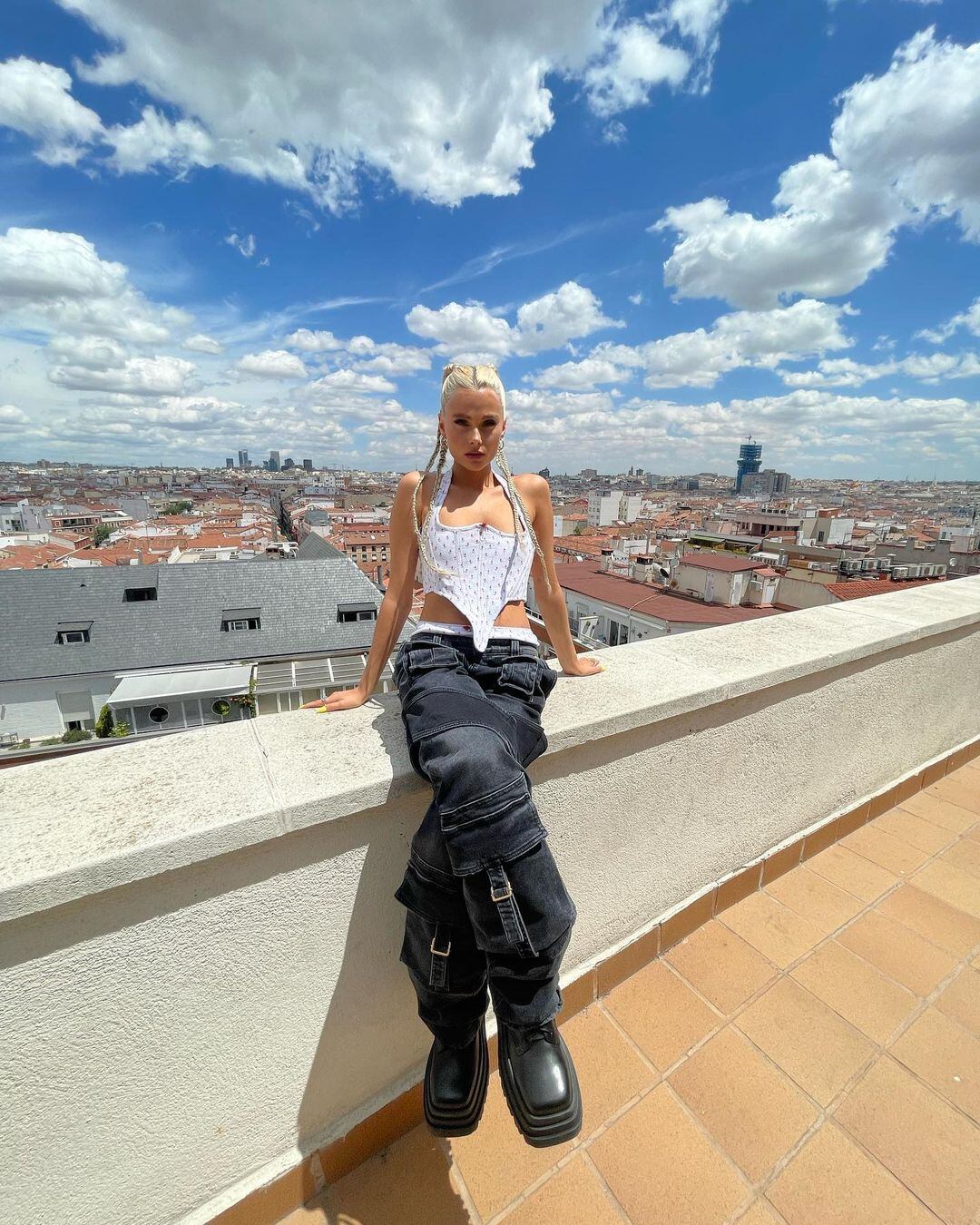 Valentina Zenere posó con la ciudad de fondo luciendo unos pantalones cargo y un top estilo corset.