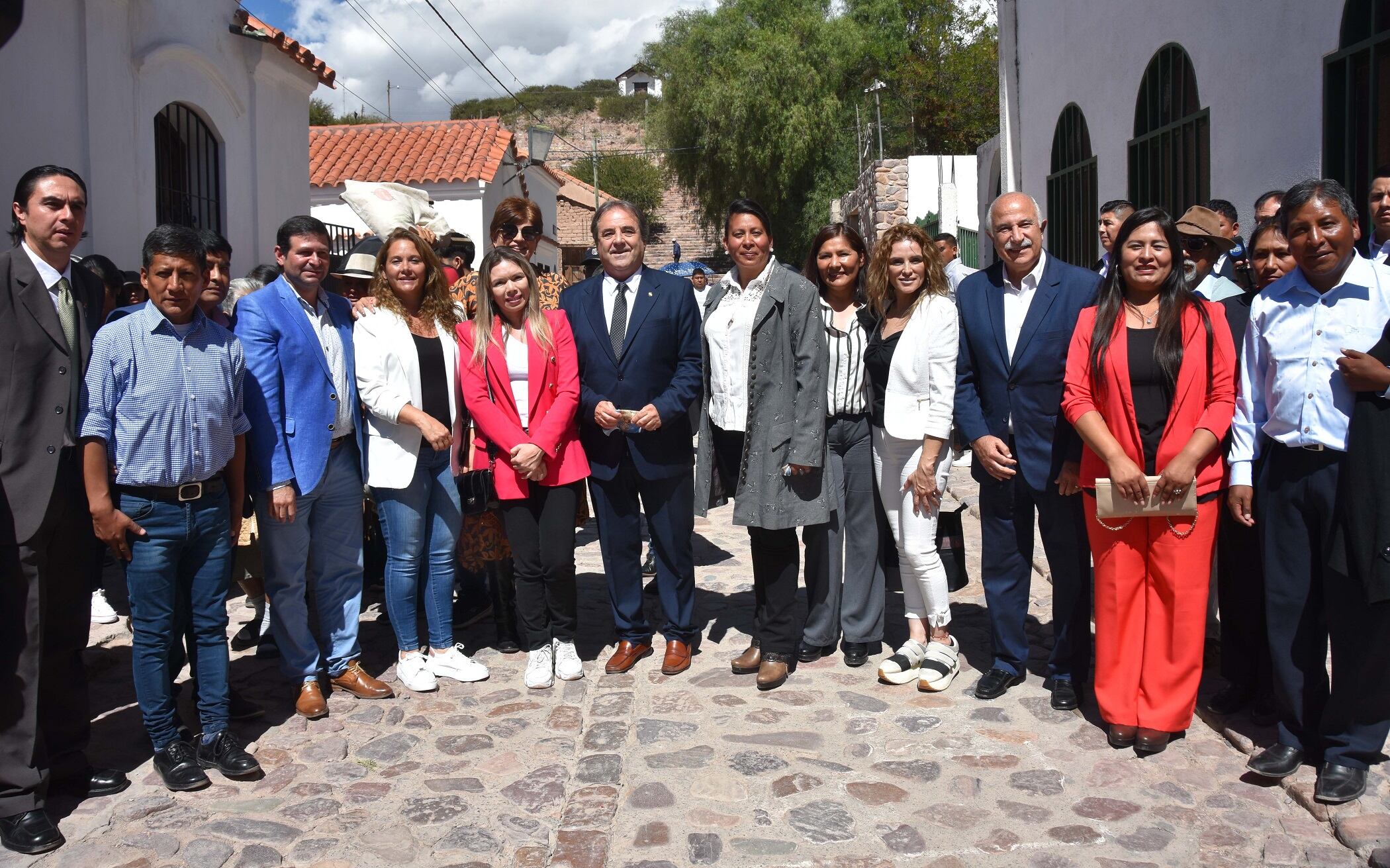 El vicegobernador Alberto Bernis junto a miembros de la Legislatura de Jujuy, acompañando al pueblo de Humahuaca y a sus autoridades en los festejos centrales en honor a la Virgen de la Candelaria, Patrona de la ciudad histórica.