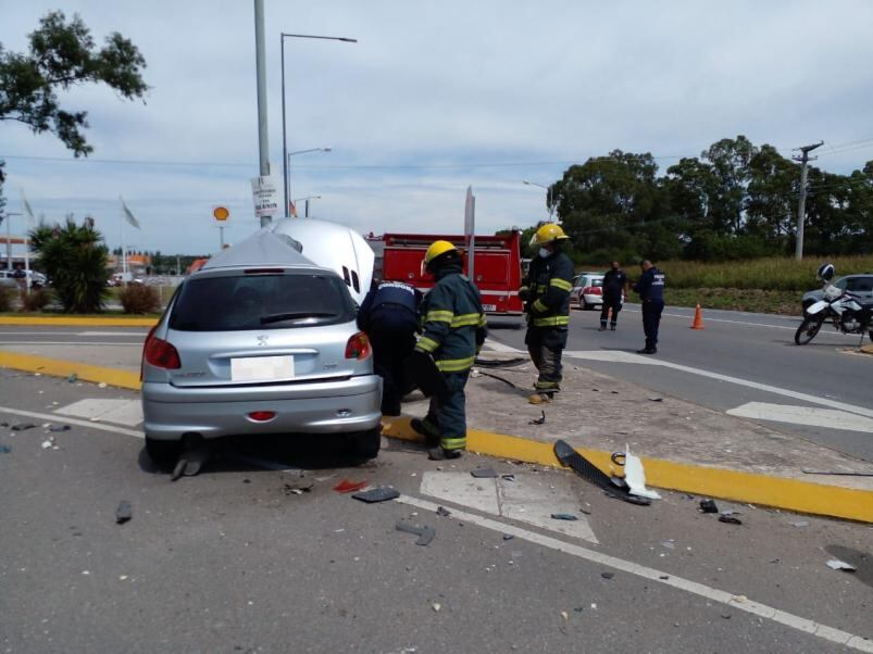 La víctima fatal manejaba un Peugeot 206, donde quedó atrapado. (El Doce)