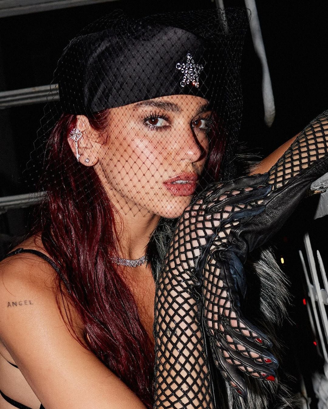 Red y transparencias: Dua Lipa posó con un espectacular look total black tras el estreno de Radical Optimism