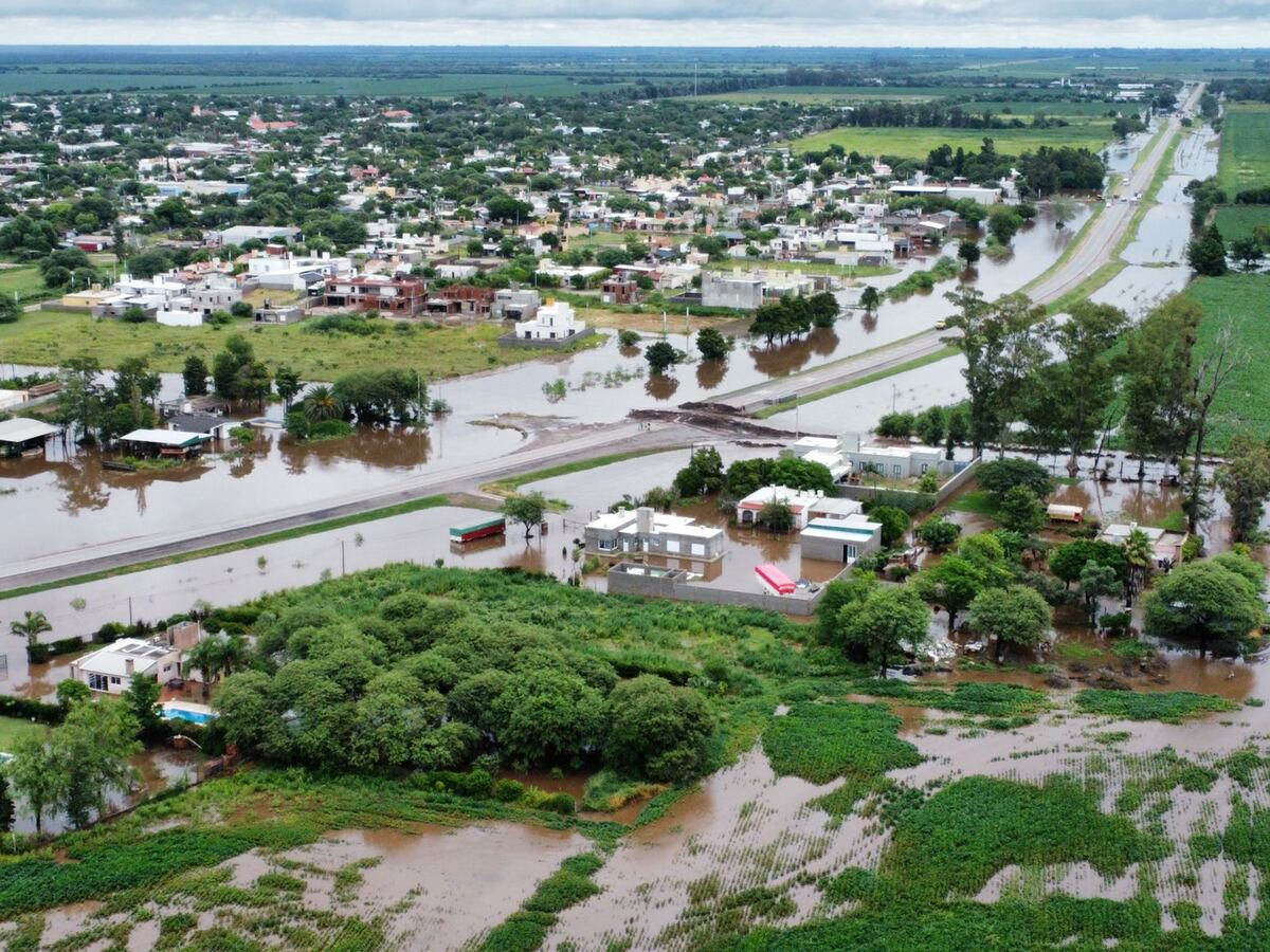 Martín Llaryora recorrió La Para por la inundación y la declaró zona de desastre