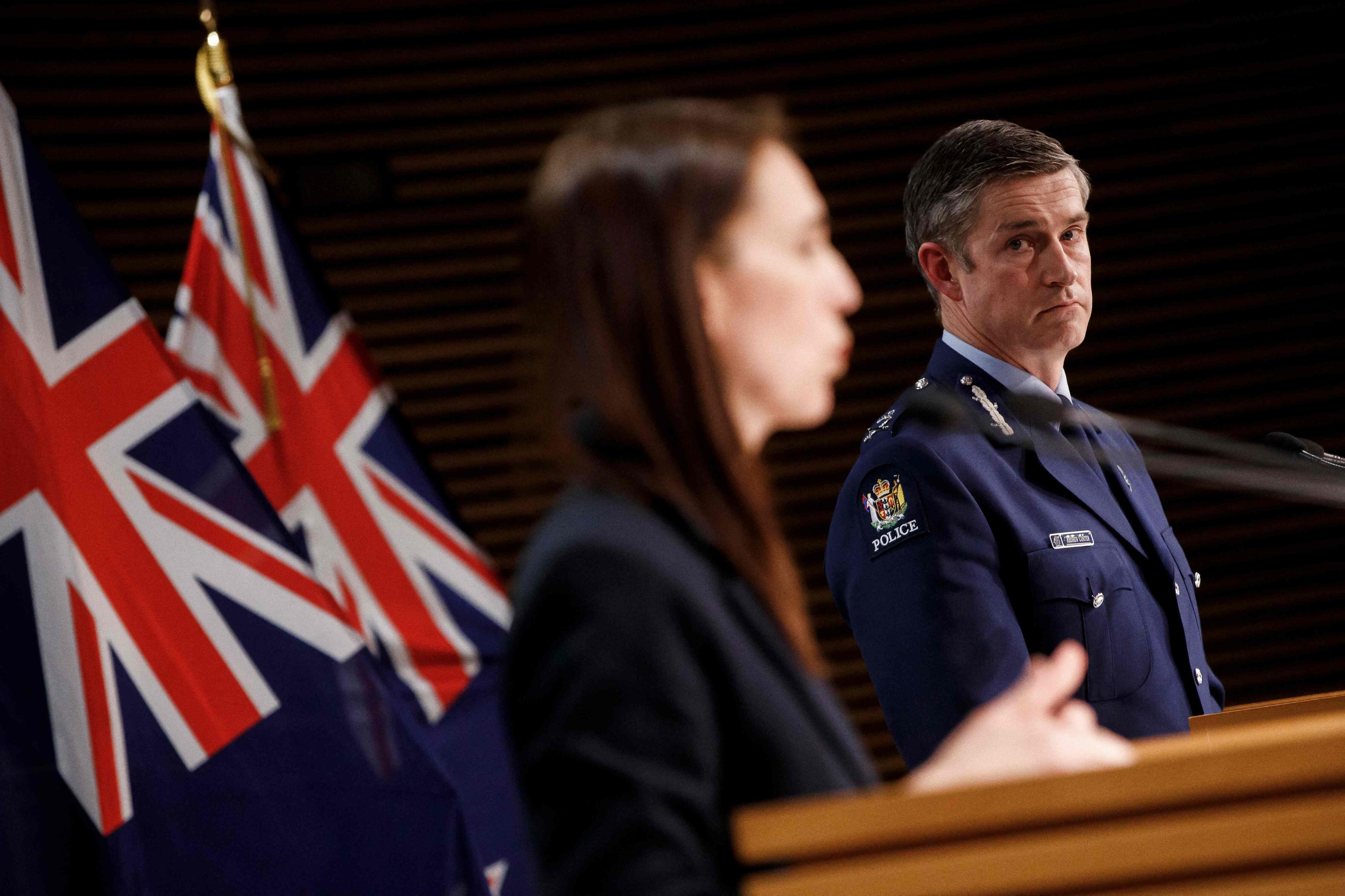 La primera ministra de Nueva Zelanda, Jacinda Ardern, junto al comisionado de policía, Andrew Coster.