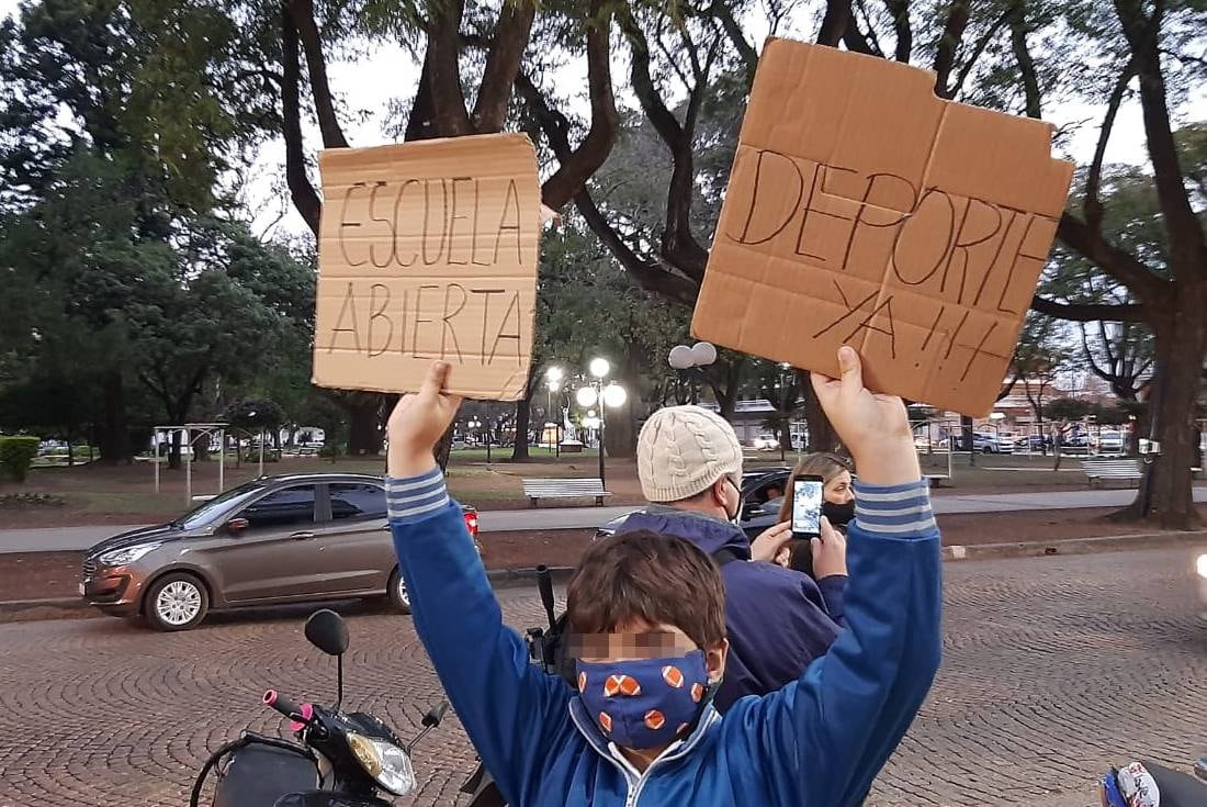 Bocinazo de padres organizados en Rafaela