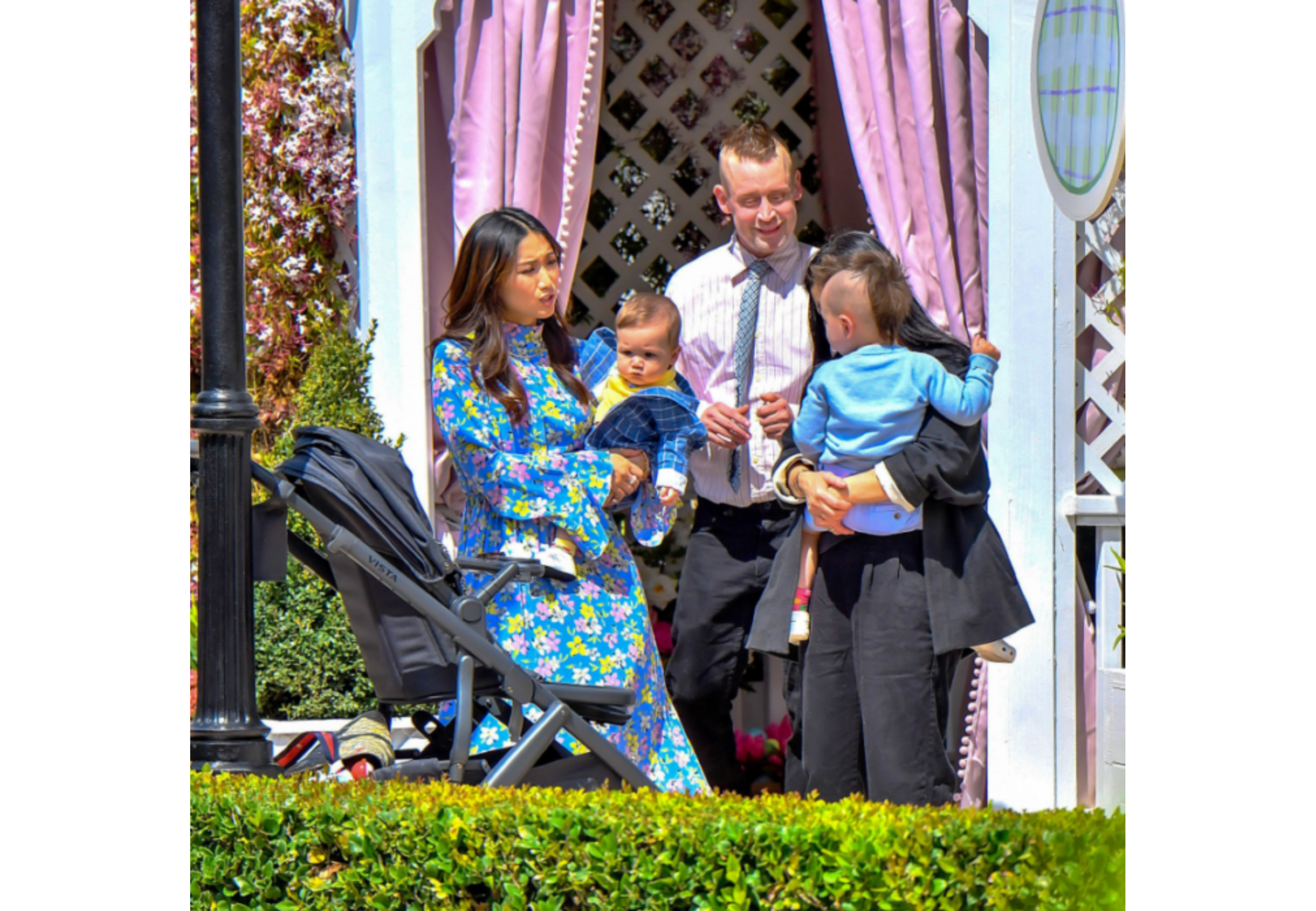 Los actores junto a sus dos hijos.