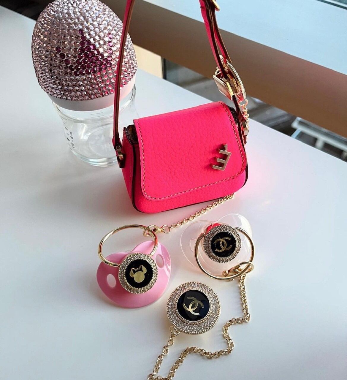 Los accesorios Chanel más trendy de Arianna, la hija de Stephanie Demner.