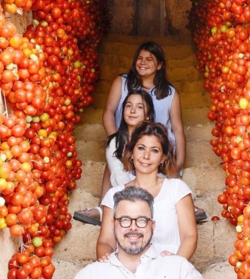 Ella son las tres mujeres en la vida de Donato de Santis.