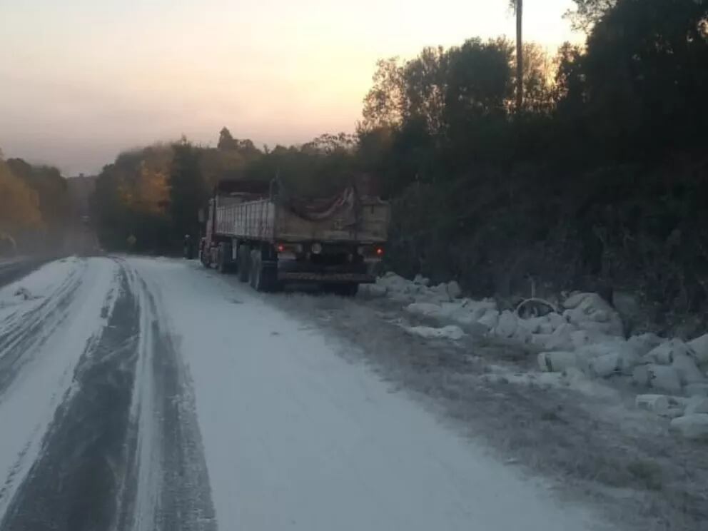 Volcó un camión sobre la Ruta Nacional N°12 y perdió casi toda su carga. Policía de Misiones