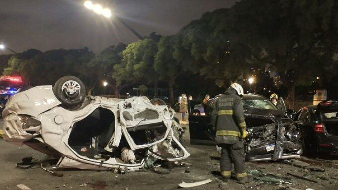 La imagen del Ford Ka que quedó volcado a raíz del fuerte impacto.