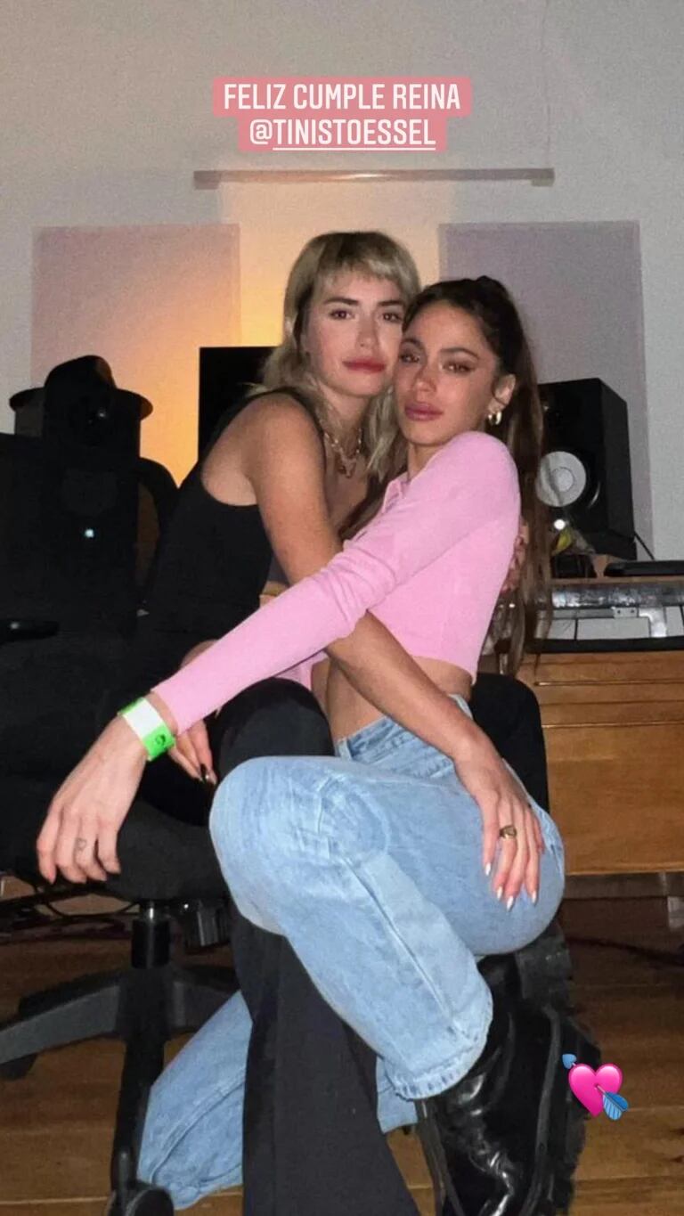 La foto más esperada de Lali Espósito y Tini Stoessel, la cual publicó Espósito para el cumpleaños de Stoessel.