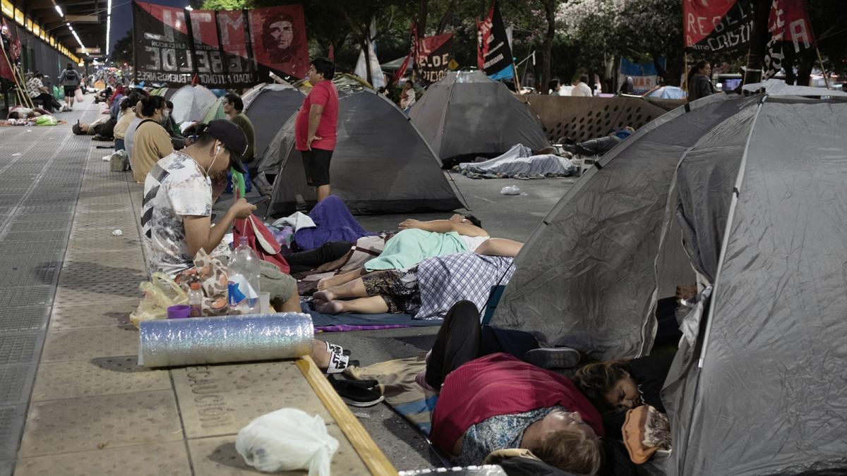 Así está el acampe en la 9 de julio por los reclamos en las suspensiones de redes sociales.