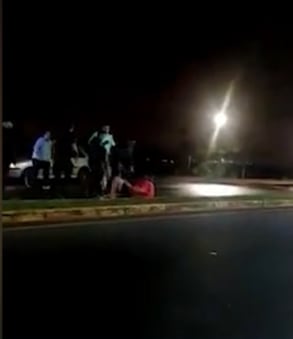 Automovilistas y efectivos policiales protagonizaron una pelea en el Acceso Oeste.