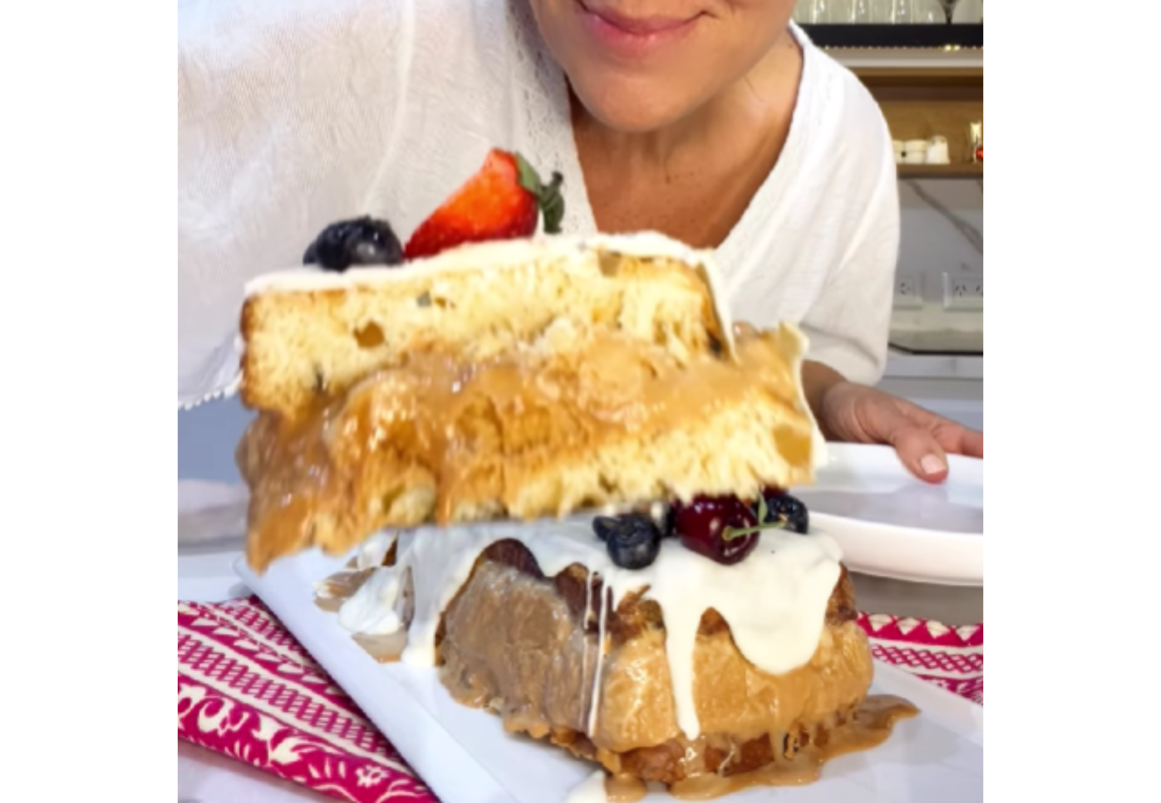 Así queda el postre de pan dulce helado.