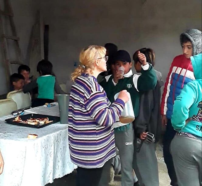 Margarita Di Natale, esposa de Oscar y también mentora de "Corazones Contentos", sirviendo la merienda a los chicos del barrio.