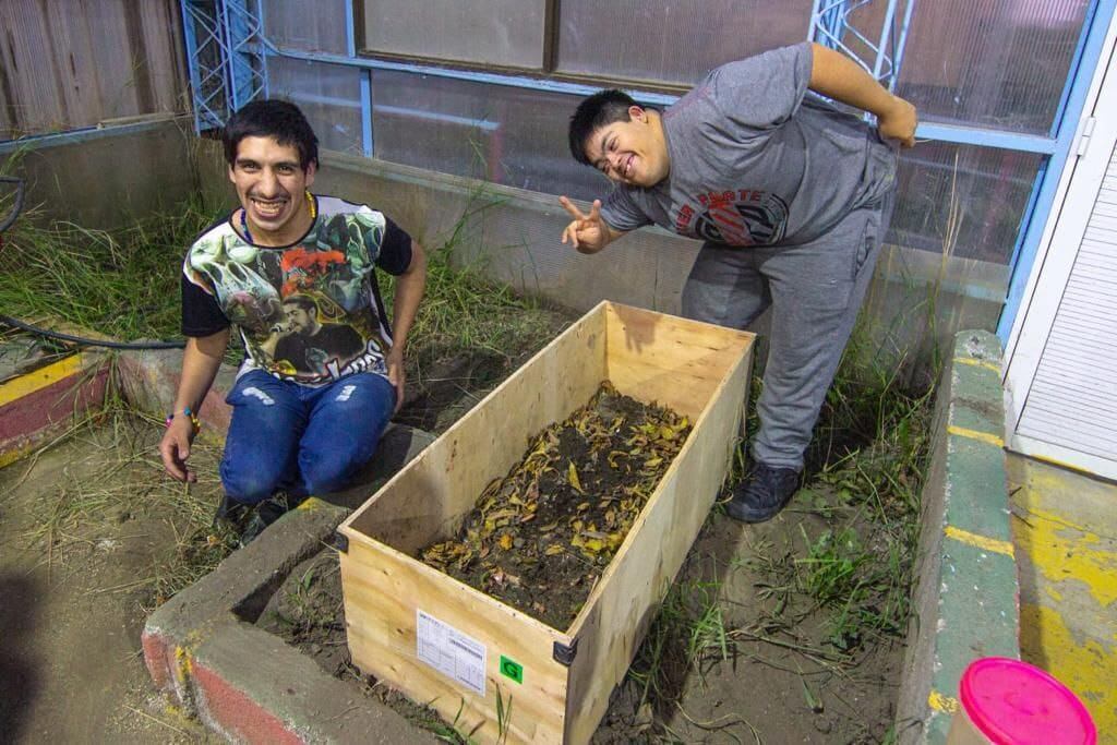 La escuela especial N°1 trabajó en su huerta y la Secretaría de Medio Ambiente los ayudó