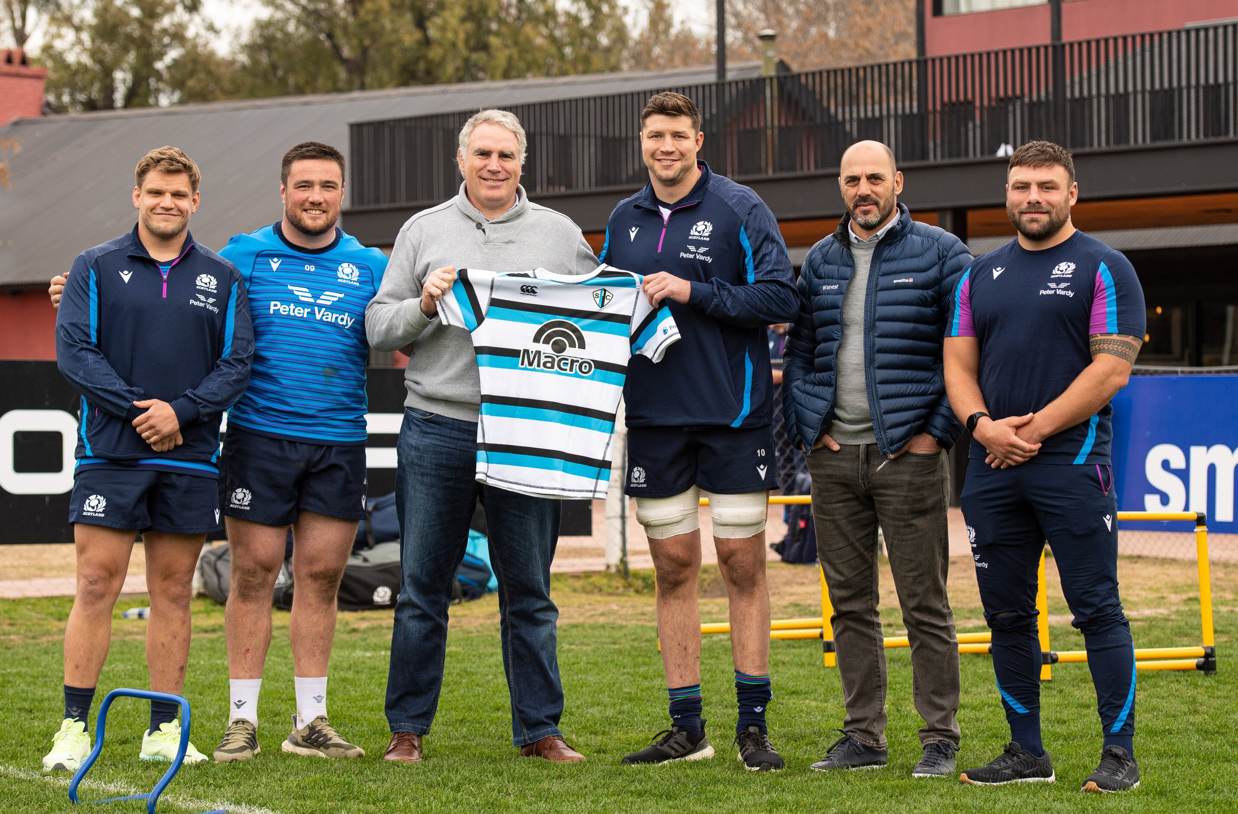 Escocia se entrenó en el San Isidro Club en Buenos Aires y recibieron una camiseta por parte de Gonzalo Longo, exPuma. 