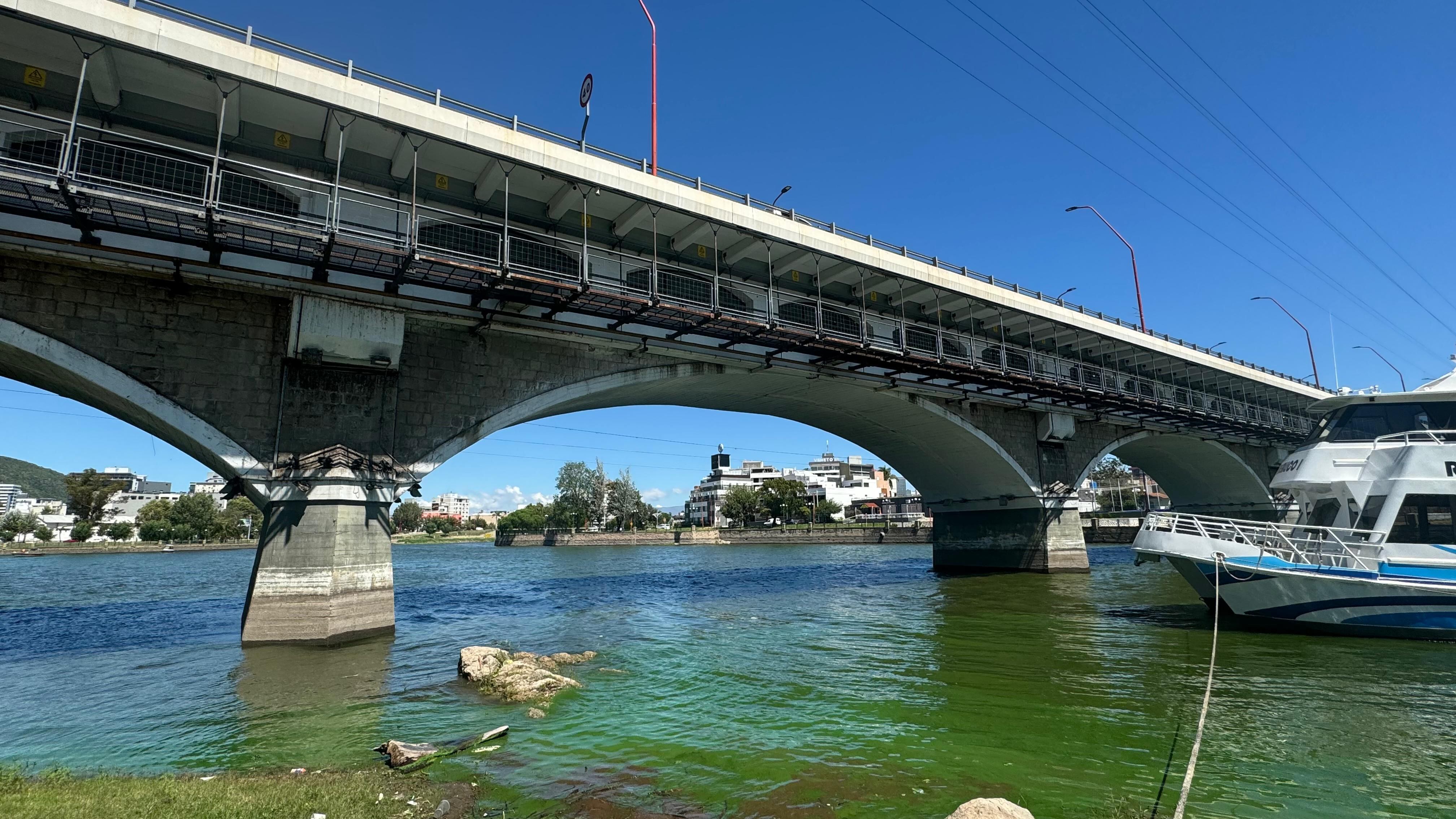 El Municipio de Villa Carlos Paz le exigió al Gobierno Provincial que se extraigan de manera urgente las cianobacterias y ejecute un protocolo de acción sobre el lago San Roque