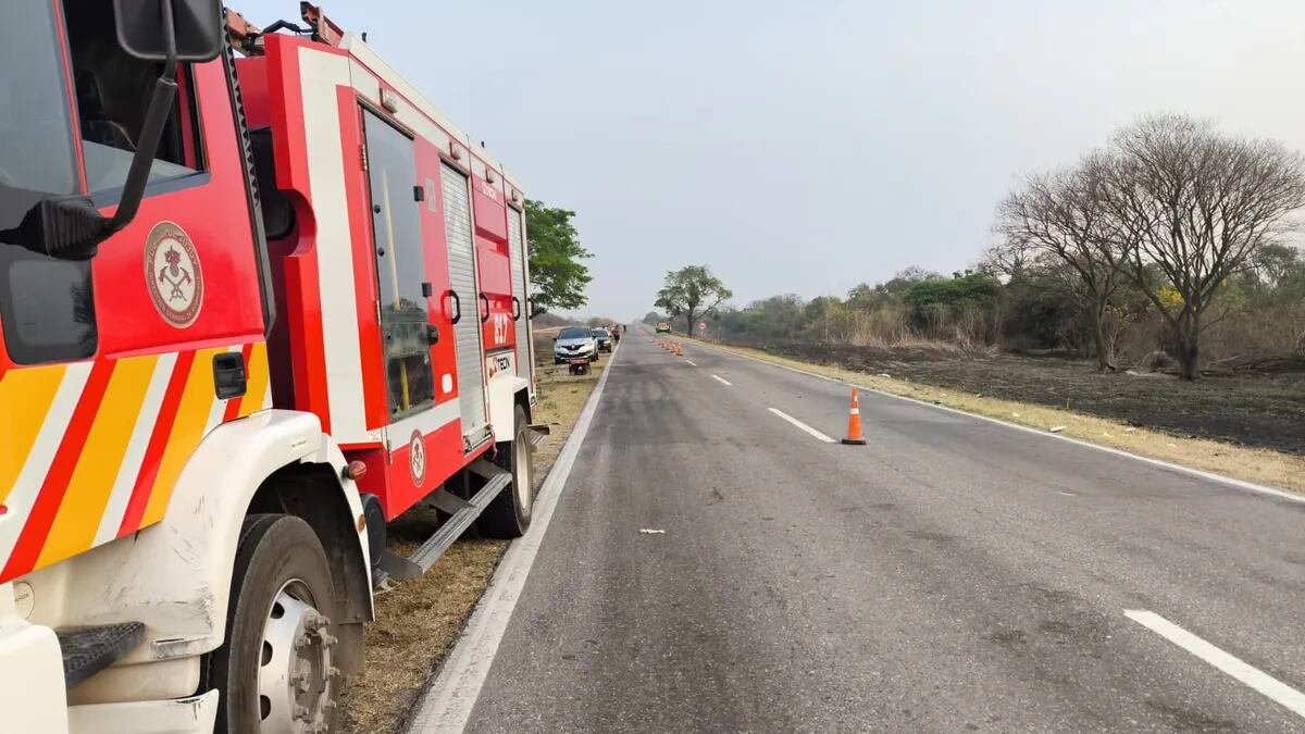 Los sistemas de emergencia asistieron a las víctimas del grave siniestro vial y permanecieron en el lugar hasta horas de la mañana.