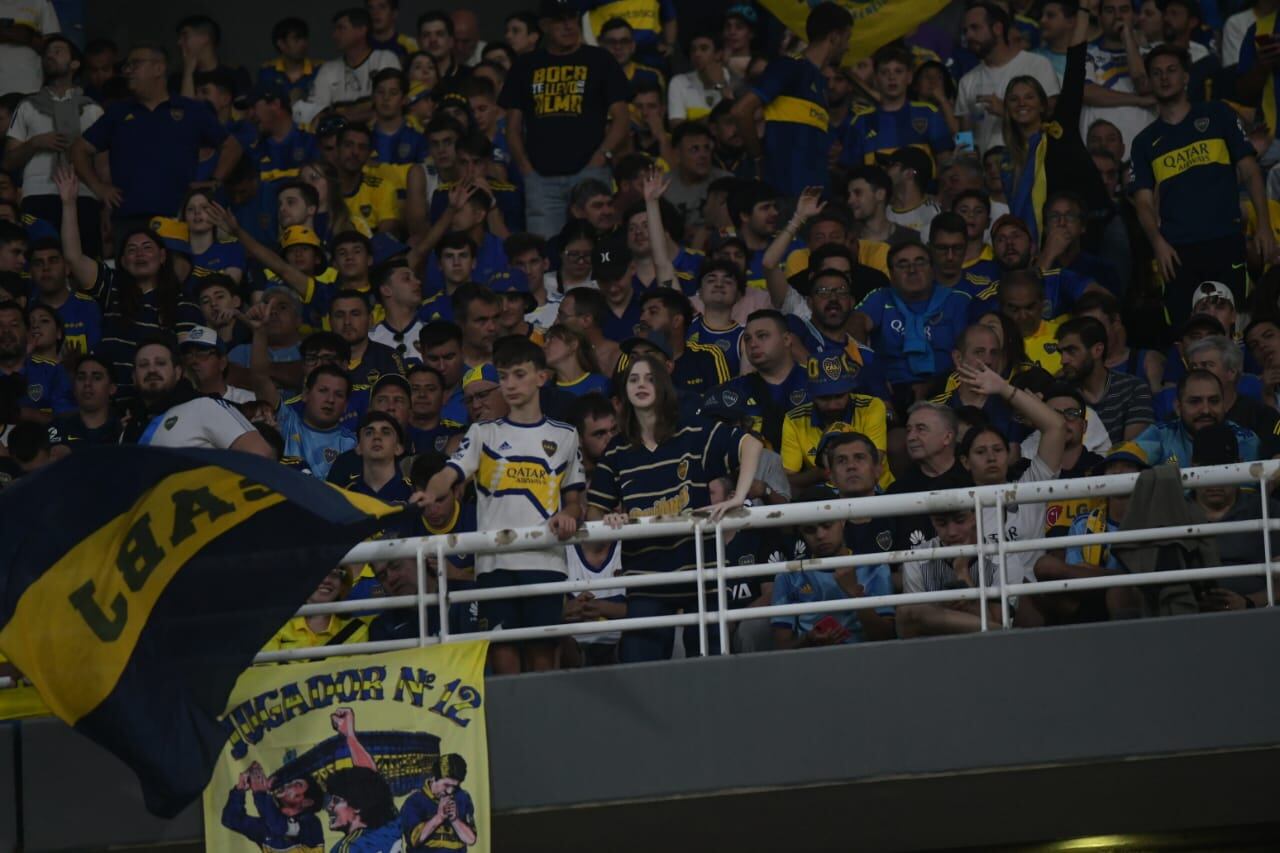 Un grupo de hinchas de Boca acompañó a Riquelme.