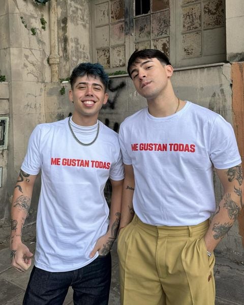 Luck Ra y Rusherking posaron con una remera que dice "Me gustan todas", y así reaccionaron sus parejas