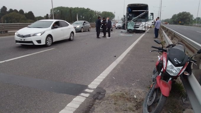 Los heridos fueron trasladados al Hospital Municipal de Campana. Twitter @solotransito