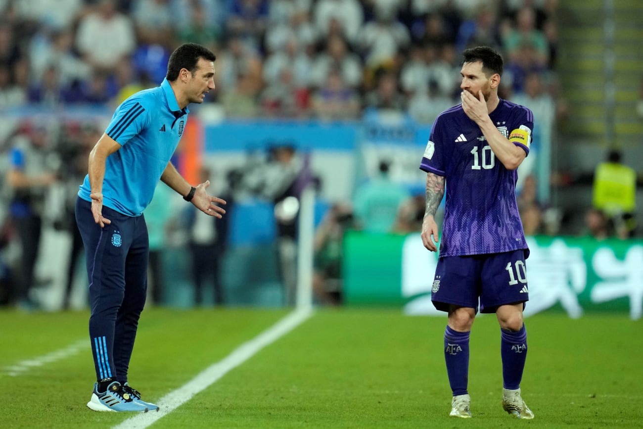 Lionel Scaloni y Lionel Messi (AP)