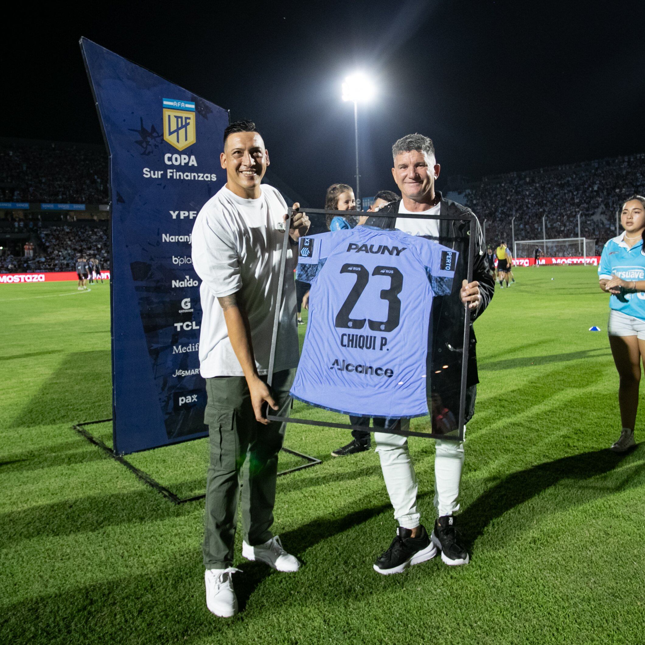 Chiqui Pérez y su homenaje en Belgrano, con el Luifa Artime.