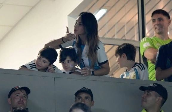 Antonela Roccuzzo en el palco con sus hijos