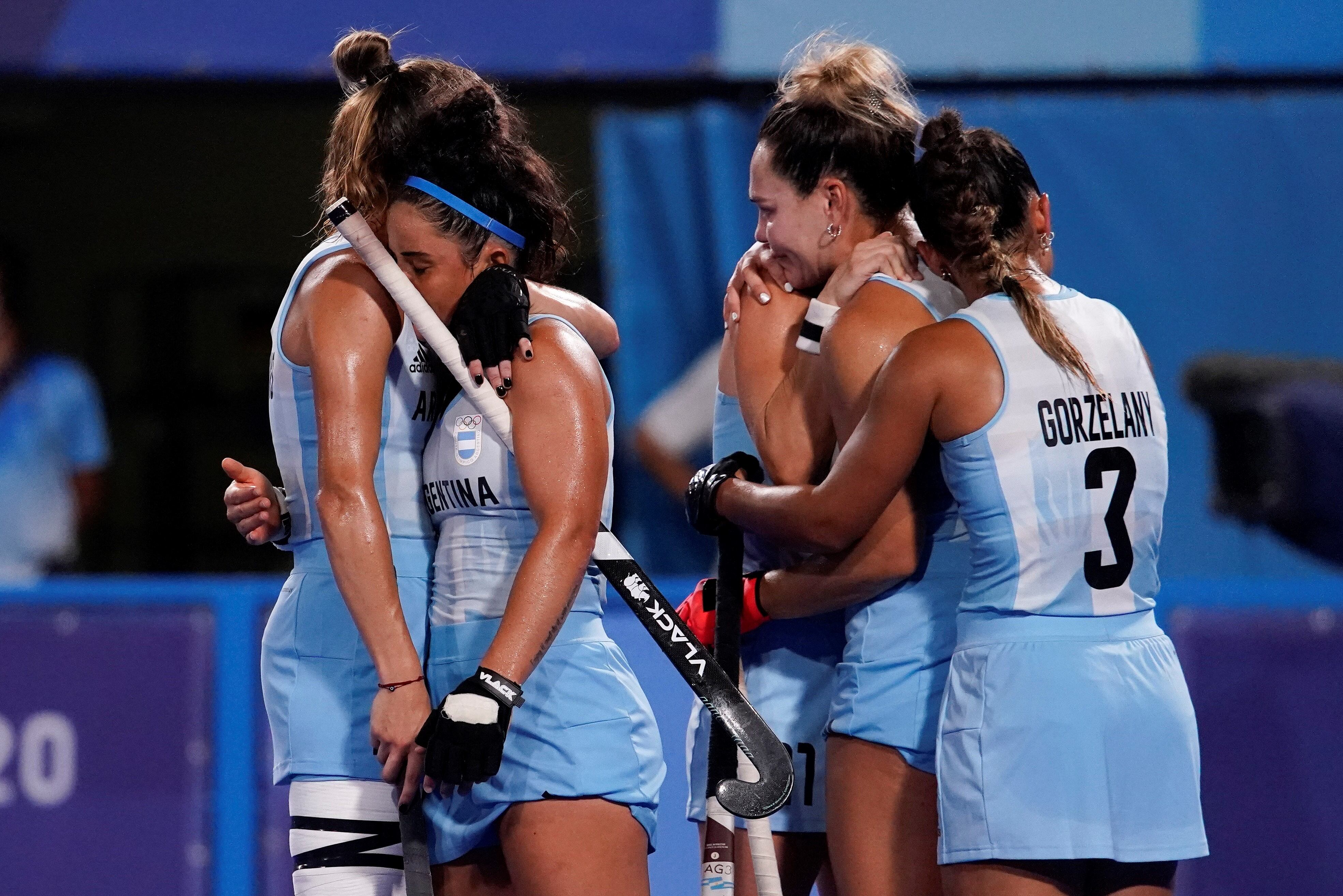 Leonas de plata. Trsteza por la derrota frente a Holanda, en la final de los Juegos Olímpicos. Sin embargo, las chicas conducidas por Retegui llevan a la Argentina la segunda medalla olímpica. /AP