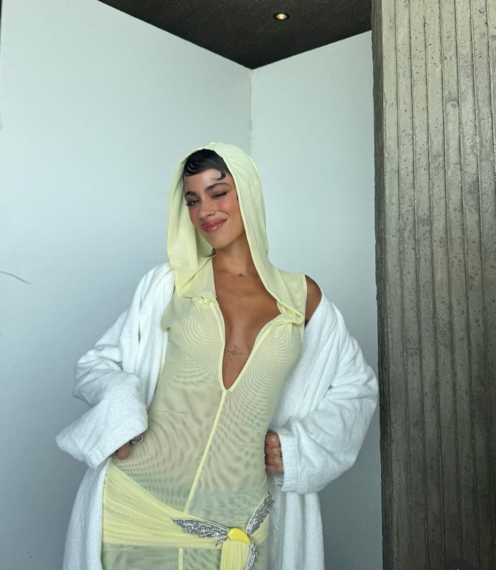 Transparencias y sin ropa interior: Tini revolucionó a sus fans con un look infartante al borde de la censura